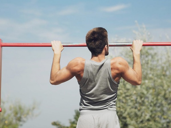 Các bài tập tăng chiều cao cho nam: Lên xà tay