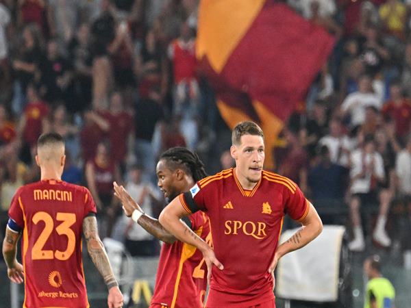 Tin bóng đá 25/8: Roma bị chia điểm ở trận mở màn