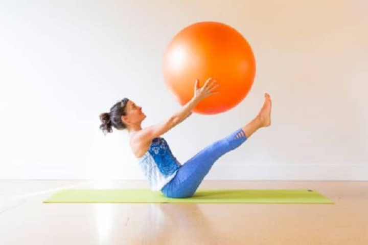 Bài tập yoga với bóng ở tư thế Handstand on the Ball