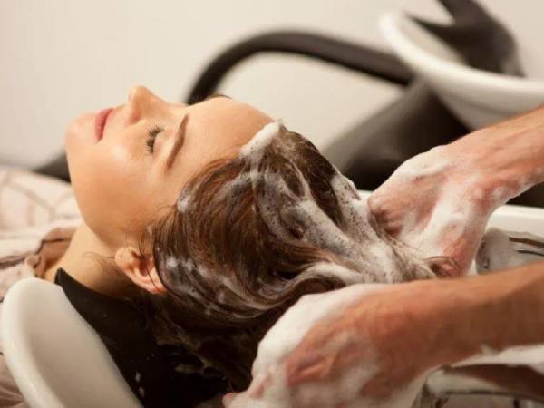 Ngủ mơ thấy gội đầu có liên quan gì đến tài lộc không?