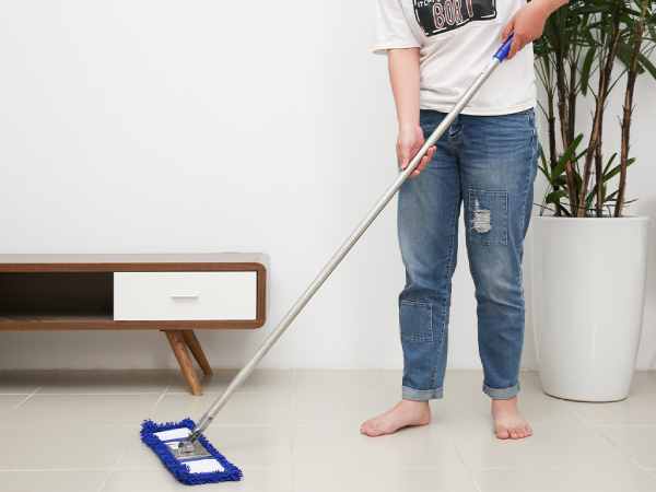 Mơ thấy lau nhà bằng nước thơm