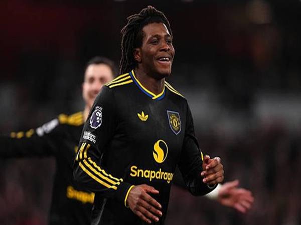 Tin MU: HLV Carrick khen ngợi Dorgu sau trận thắng Arsenal