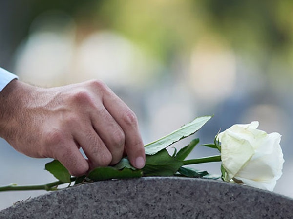 Nằm mơ thấy người đã khuất là điềm gì, con gì giải đen?