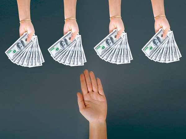 Giải mã nằm mơ thấy người lạ cho tiền đánh con gì, số mấy tài lộc?