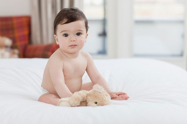 Mộng thấy em bé trai đang tập đi