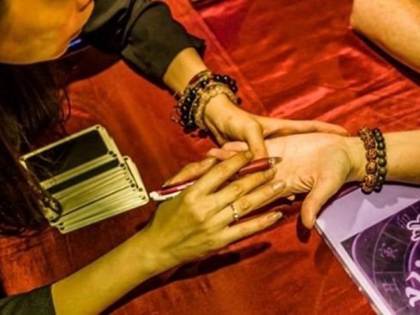 Nằm mơ thấy thầy bói là điềm gì, dự báo điềm tốt hay xấu?